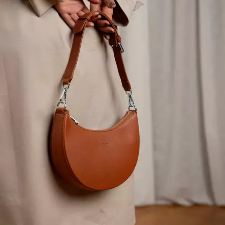 Aarni Luna olkalaukku Terracotta - hopea naisen kädessä - Korttikotelot ja rasiat - LUNA-TERRA-HOPEA - 2